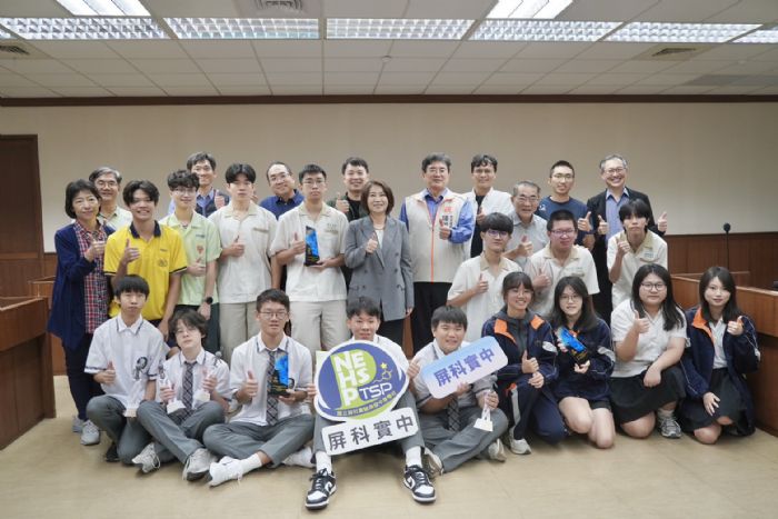 屏東學子勇奪FIRA機器人賽事大滿貫、高中地奧再添佳績，周春米縣長接見，讚揚榮耀屏東